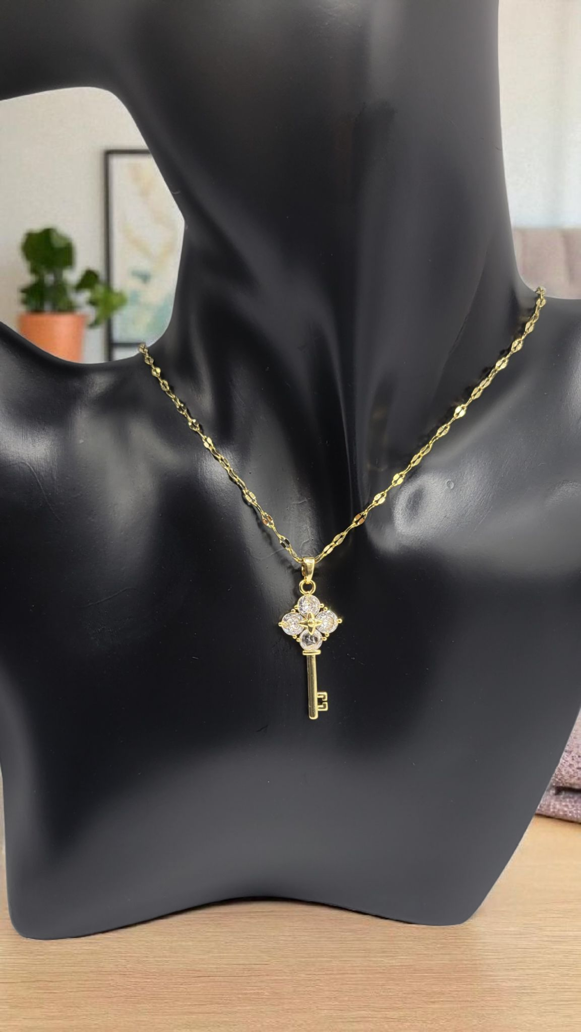 Key Necklace Gold-plated steel.