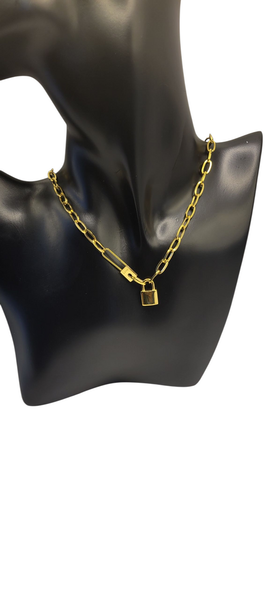 Lock Necklace Gold plated steel.
