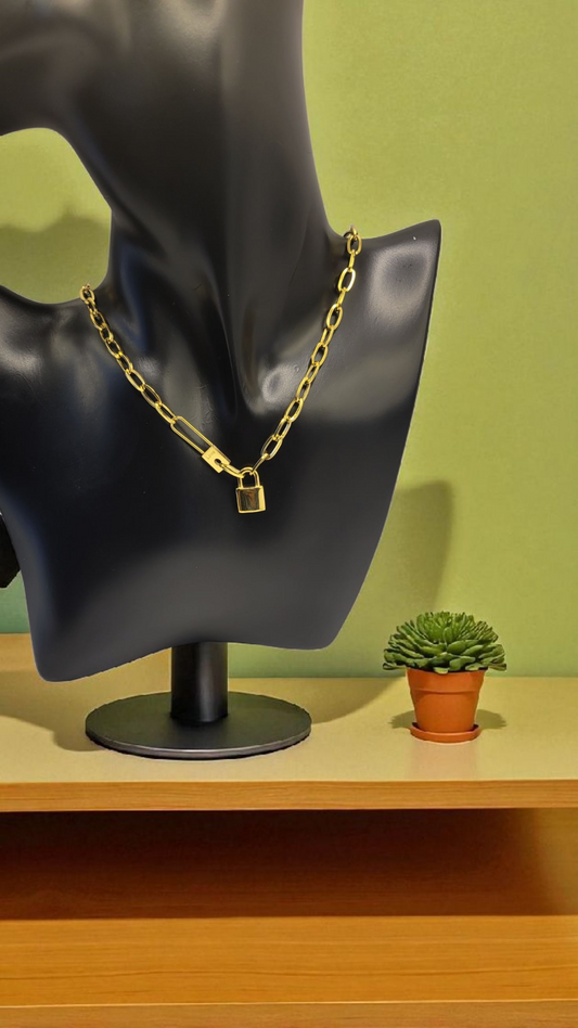 Lock Necklace Gold plated steel.